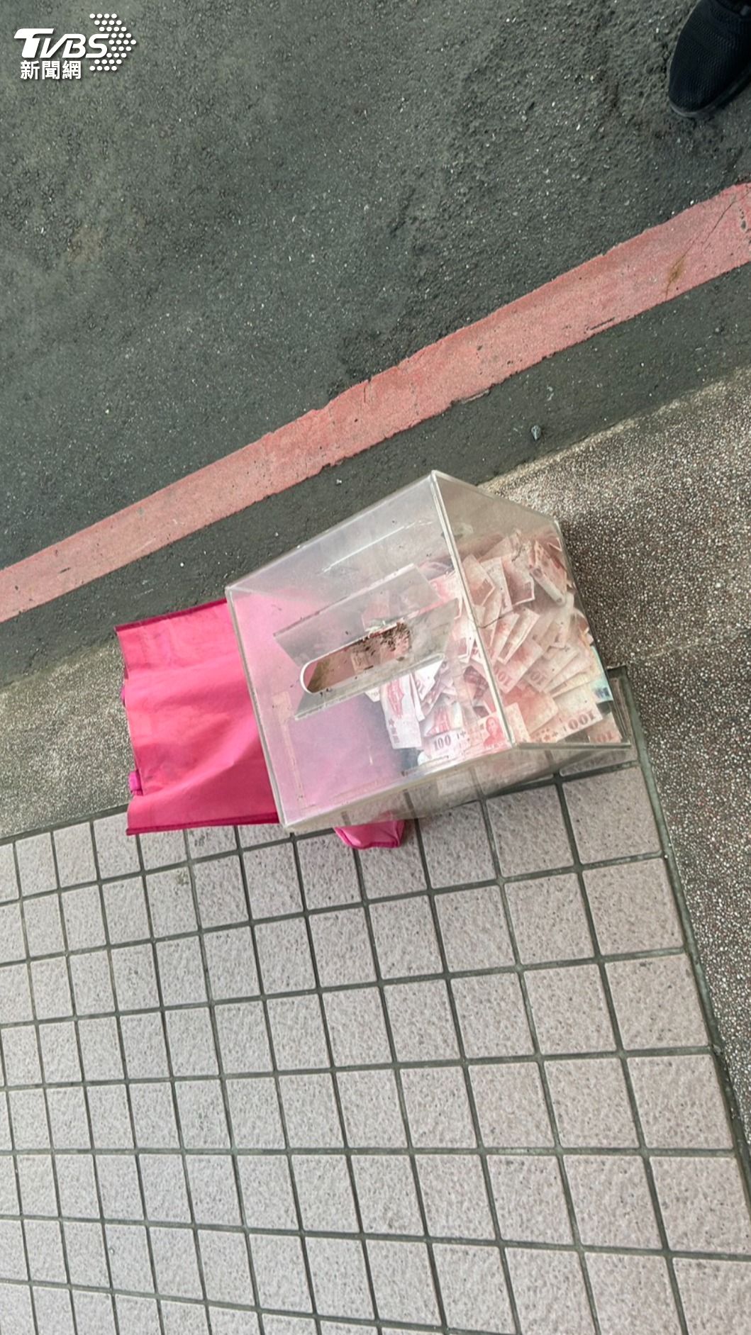 桃園毒蟲太歲頭上動土,到警大土地公廟偷香油錢被捕收押。(圖/讀者提供)