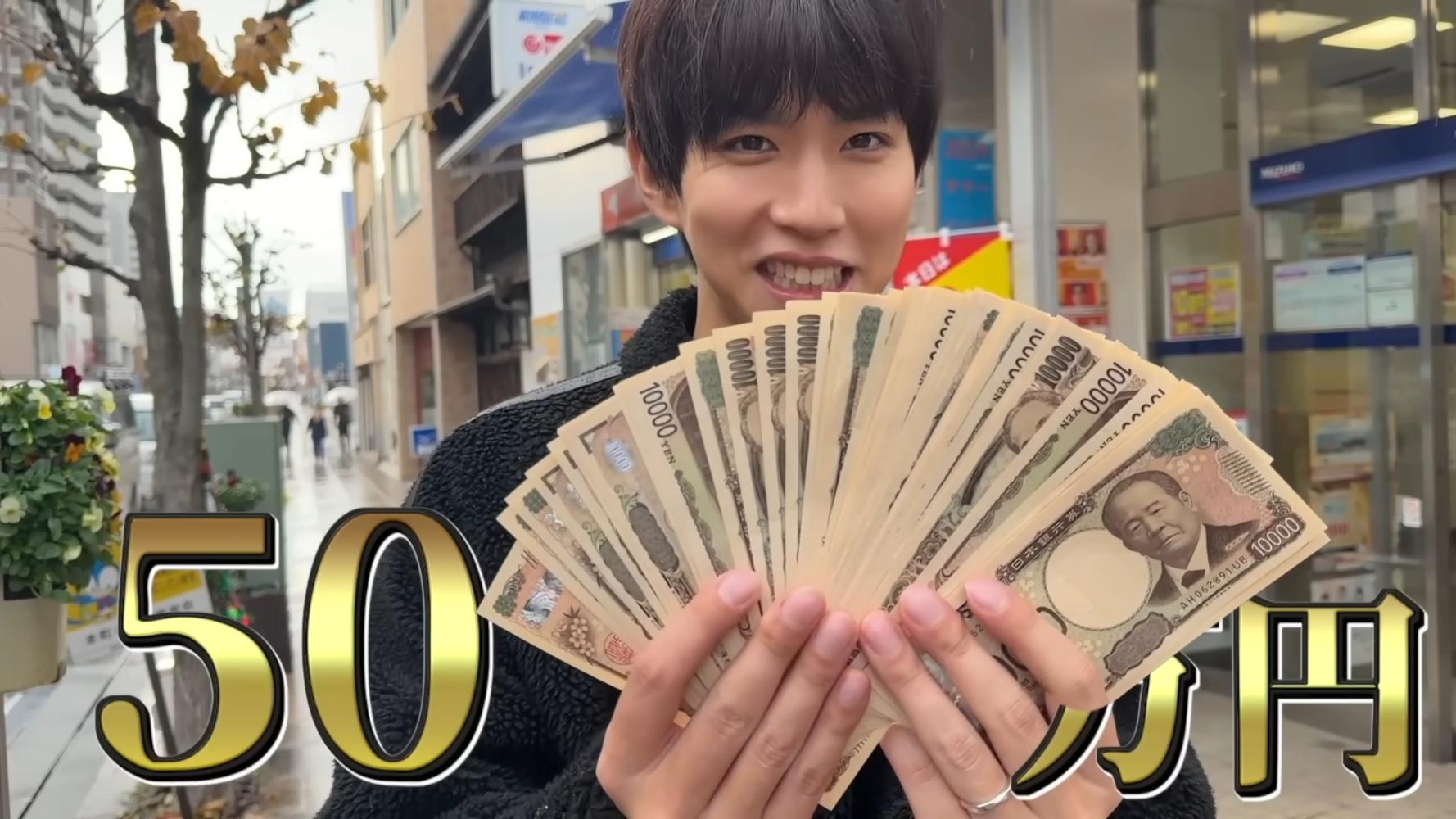 Hajime社長先去現場花50萬元日幣掃空店家所有彩券。(圖/翻攝自hajimesyacho YouTube)