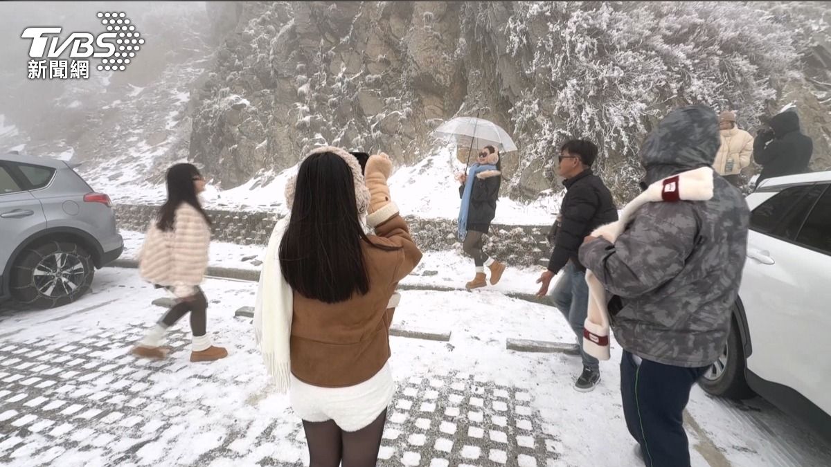 合歡山降新年首雪!民眾請假追雪超嗨 昆陽停車場起實施雪地管制。(圖/TVBS)