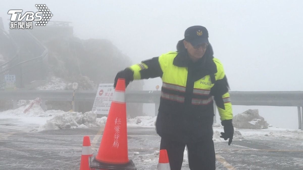 合歡山降新年首雪!民眾請假追雪超嗨 昆陽停車場起實施雪地管制。(圖/TVBS)