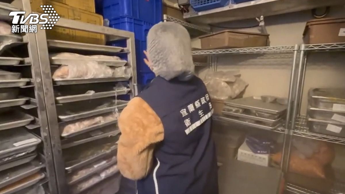 民眾發現牛肉冷盤中疑似有蟲體異物，衛生局前往稽查。（圖／TVBS）