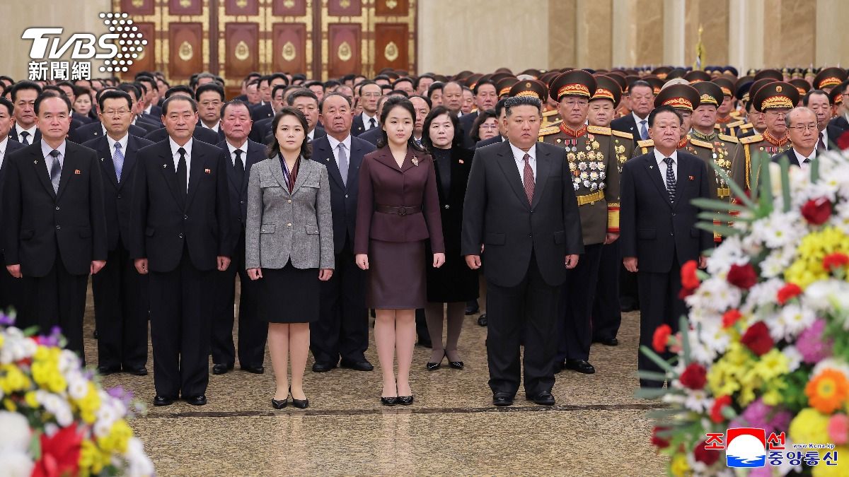 金正恩攜女首赴錦繡山太陽宮謁陵 官媒曝新照「她站中間」