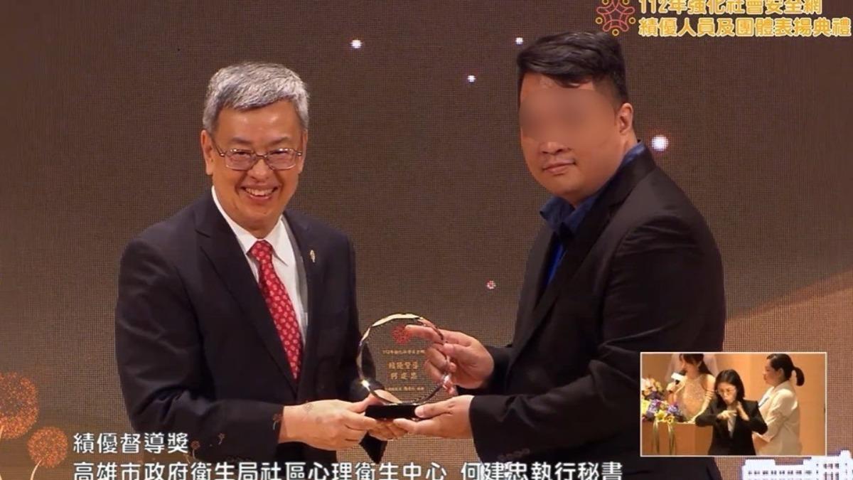 高雄衛生局績優督導何建忠（右）涉利用職權性侵未成年少女。（圖／翻攝衛福部112年表揚典禮）