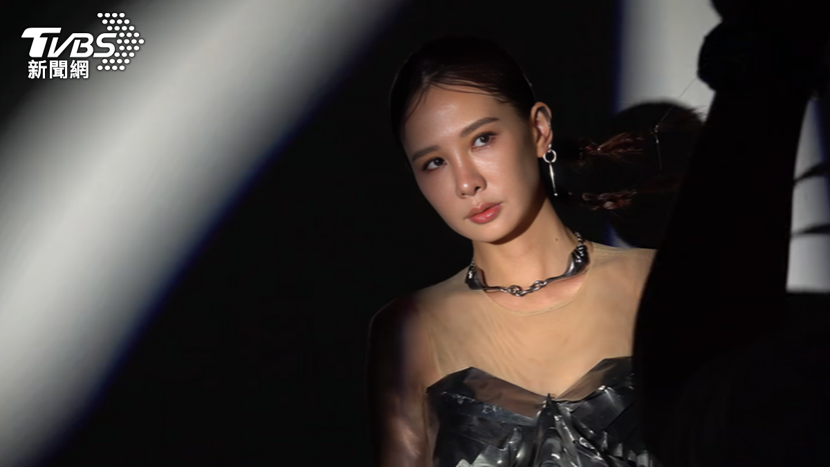 安心亞擔任《女人我最大》2026年1月號策展封面人物。（圖／TVBS）