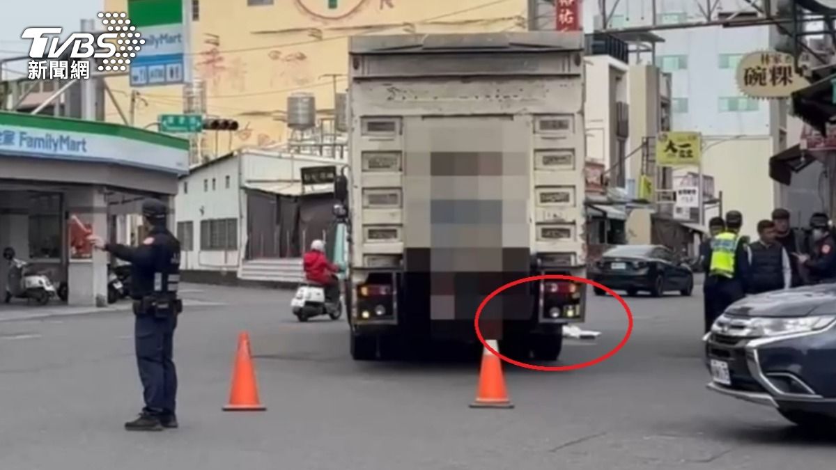 大貨車右轉時與電動機車發生碰撞,騎士當場死亡。(圖/TVBS)
