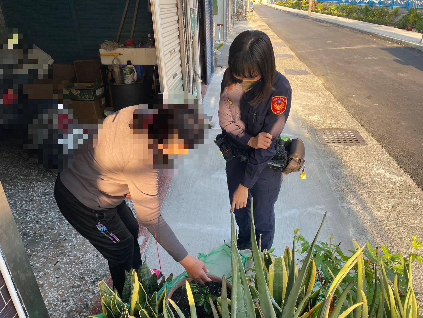 劉婦在家門前驚見「不明肉塊」，嚇得報警。（圖／警方提供）