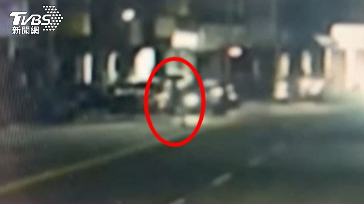 婦人遭直行的機車騎士84歲江男迎面撞上，送醫搶救宣告不治。（圖／TVBS）