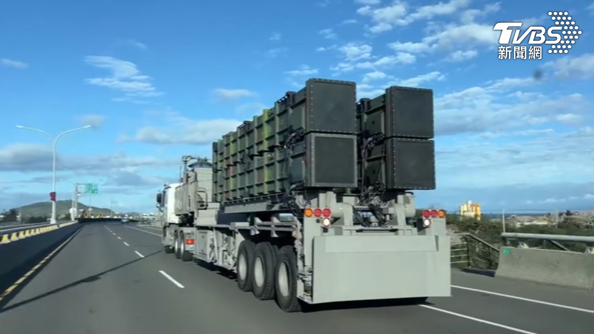 台東街頭驚見神祕飛彈車,疑為國軍「雄二E」巡弋飛彈。(圖/TVBS)