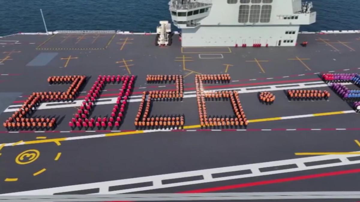 中共福建艦甲板排字「2026 一馬當先」,持續大秀肌肉。(圖/央視)