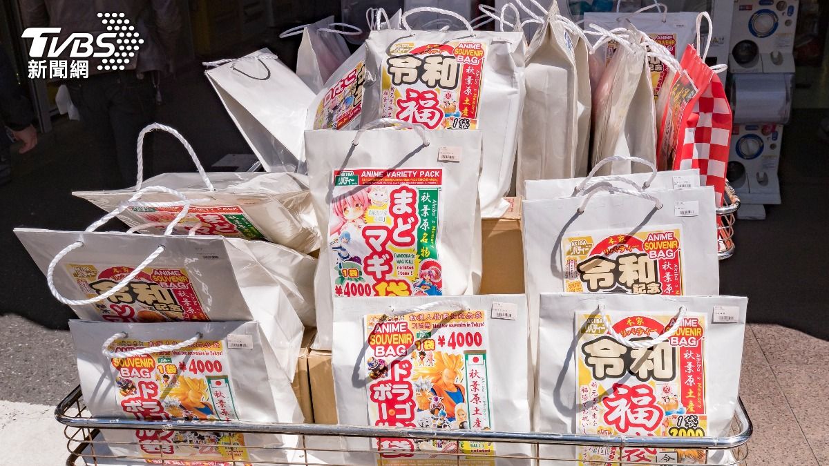 日本的百貨公司2日開門前就有民眾在外面大排長龍等著搶新年福袋。(示意圖片/Shutterstock達志影像)