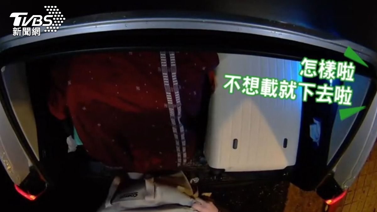 運將跟乘客因行李問題爆口角。（圖／翻攝記者爆料網）
