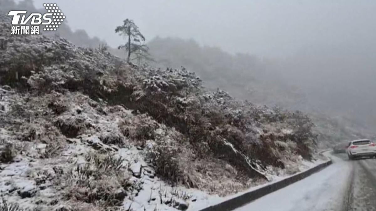 2026初雪降臨合歡山!強烈冷氣團凍全台 醫推1招泡腳抗寒