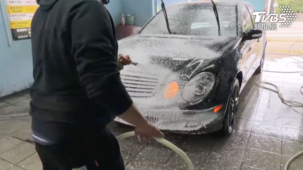 儘管捲入這場偷竊風波,李先生經營的洗車場仍照常營業。(圖/TVBS)