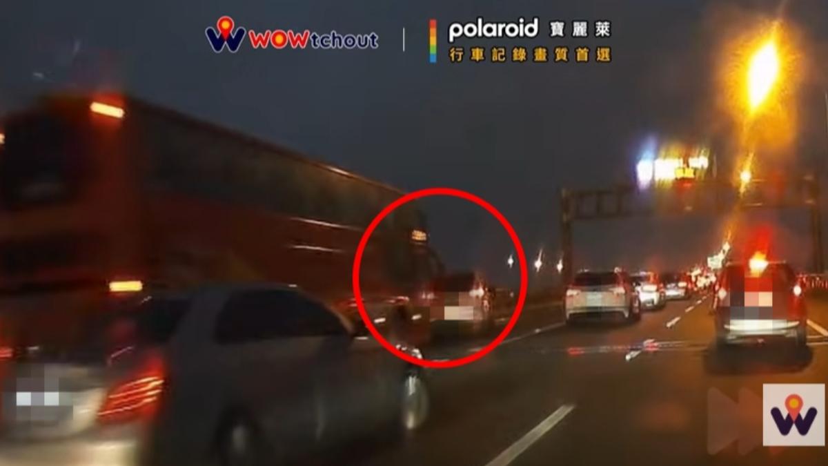一輛小客車鬼切至高乘載車道，遭大客車追撞。（圖／翻攝自WoWtchout - 地圖型行車影像分享平台）