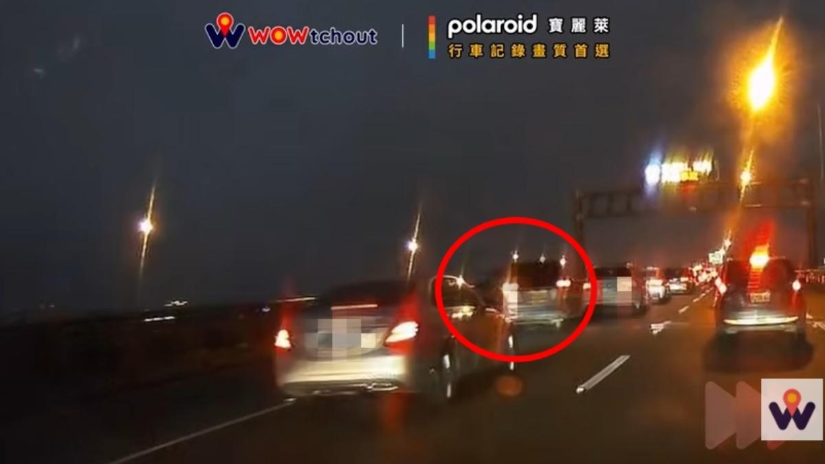 一輛小客車鬼切至高乘載車道。(圖/翻攝自WoWtchout - 地圖型行車影像分享平台)