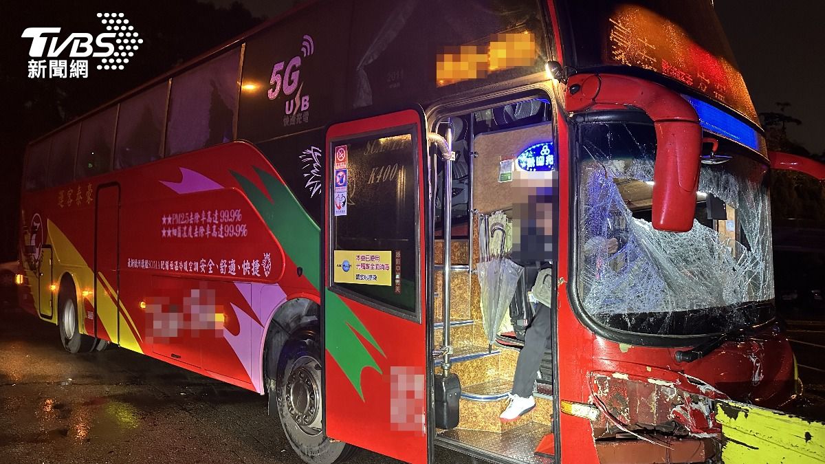 遊覽車閃避不及追撞小客車,擋風玻璃嚴重碎裂。(圖/TVBS)