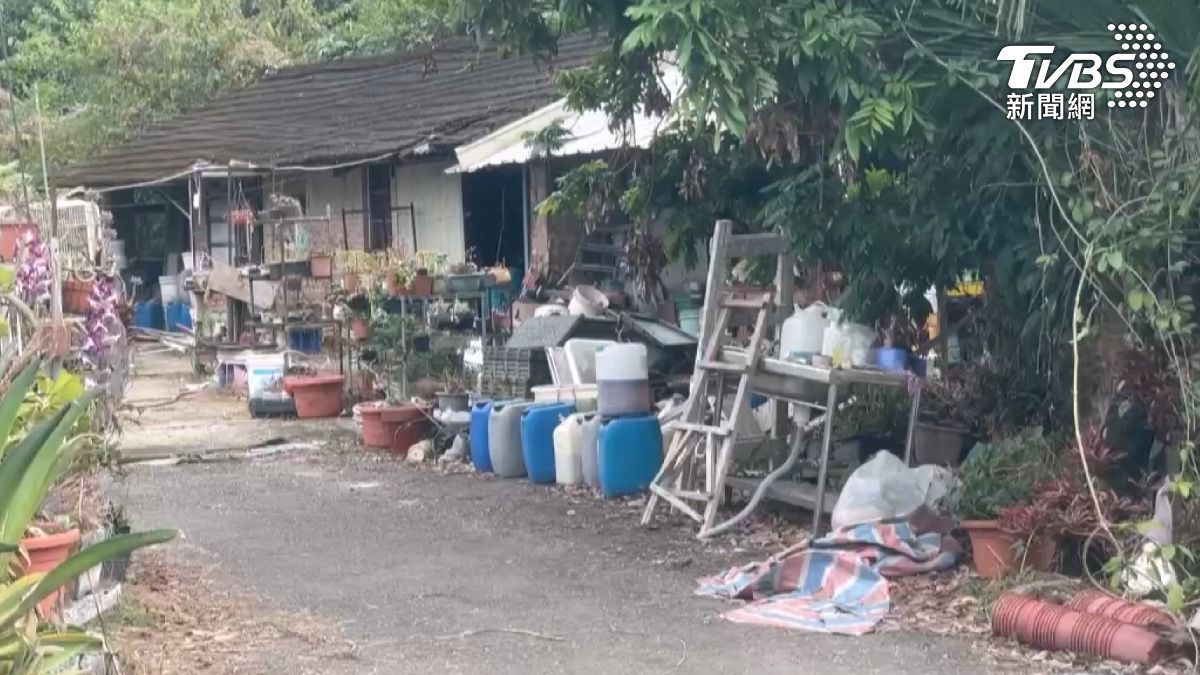 由於屋主住家位於郊外地區,他只是在外面上廁所,且後門無法進入。警方曾到場調查,如果他真的有做壞事,早就被當場逮捕了。(圖/TVBS)