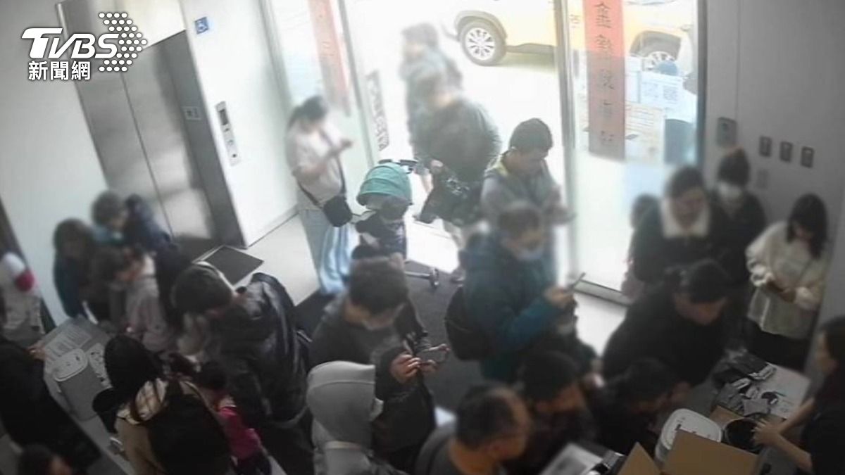 台中市廚餘機補助開跑,民眾工廠排隊搶買廚餘機。(圖/TVBS)