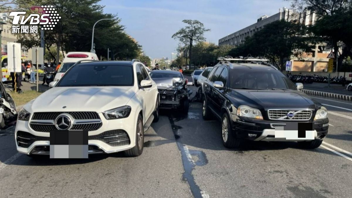 快訊／台南7車連環撞釀傷！汽車被撞到分隔島　現場混亂畫面曝　