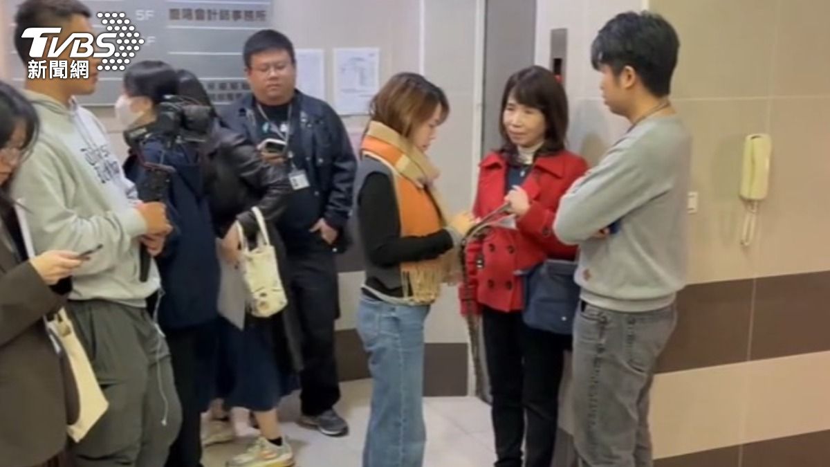 兩人密談10分鐘獨留陳昭姿在樓下,柯文哲笑稱跟老柯是老朋友。(圖/TVBS)