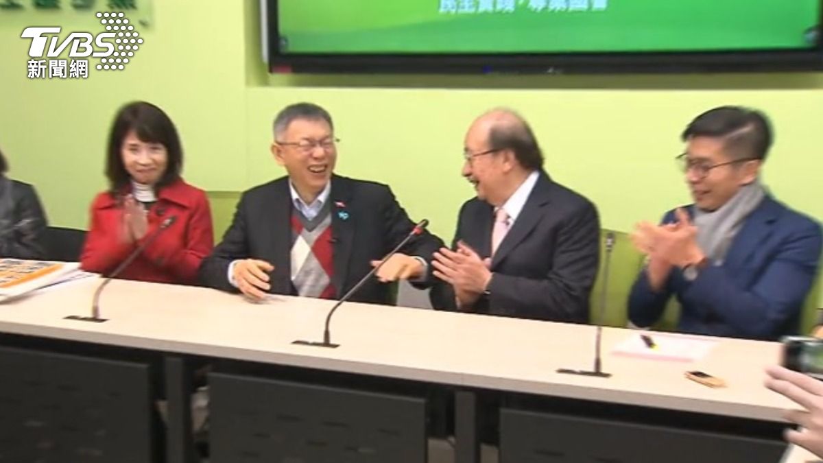 柯建銘力邀幹部鼓掌歡迎柯文哲,現場氣氛一度顯得微妙尷尬。(圖/TVBS)