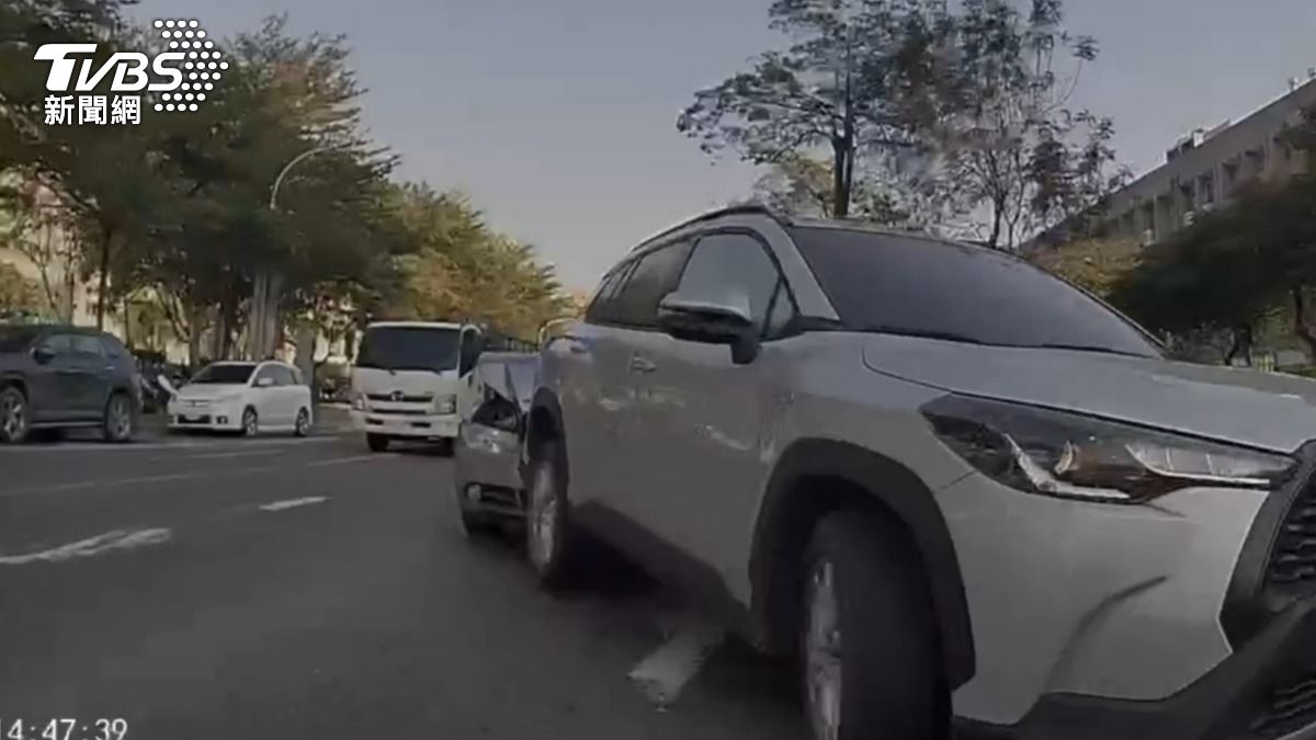 台南7車連環撞。（圖／TVBS）