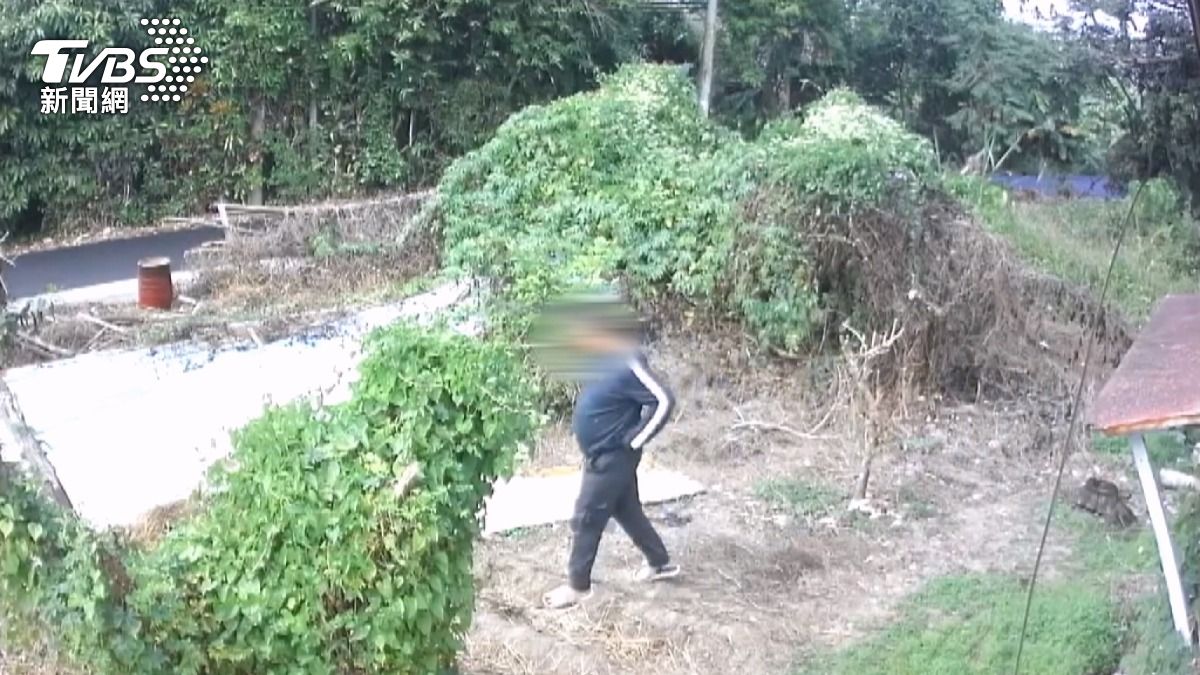 監視器畫面清晰記錄了整個過程,一名男子先是騎車經過,4分鐘後再次步行出現在畫面中。(圖/翻攝嘉義綠豆大小事)