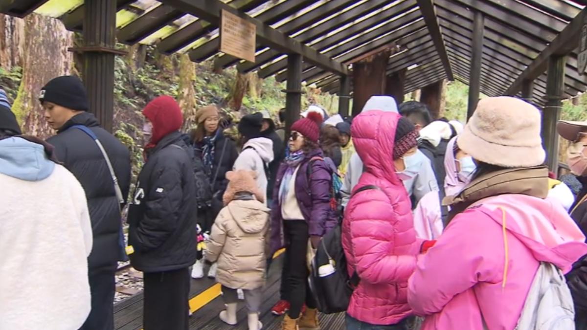 太平山等雪。(圖/TVBS)