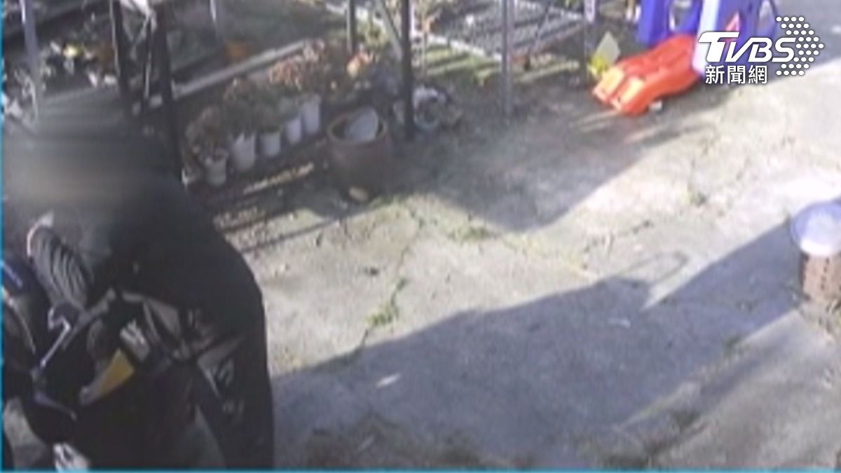 這名男子試圖撬開機車坐墊,而車主看到畫面後十分震驚,因為竊賊正是他委託的洗車業者。(圖/翻攝嘉義綠豆大小事)