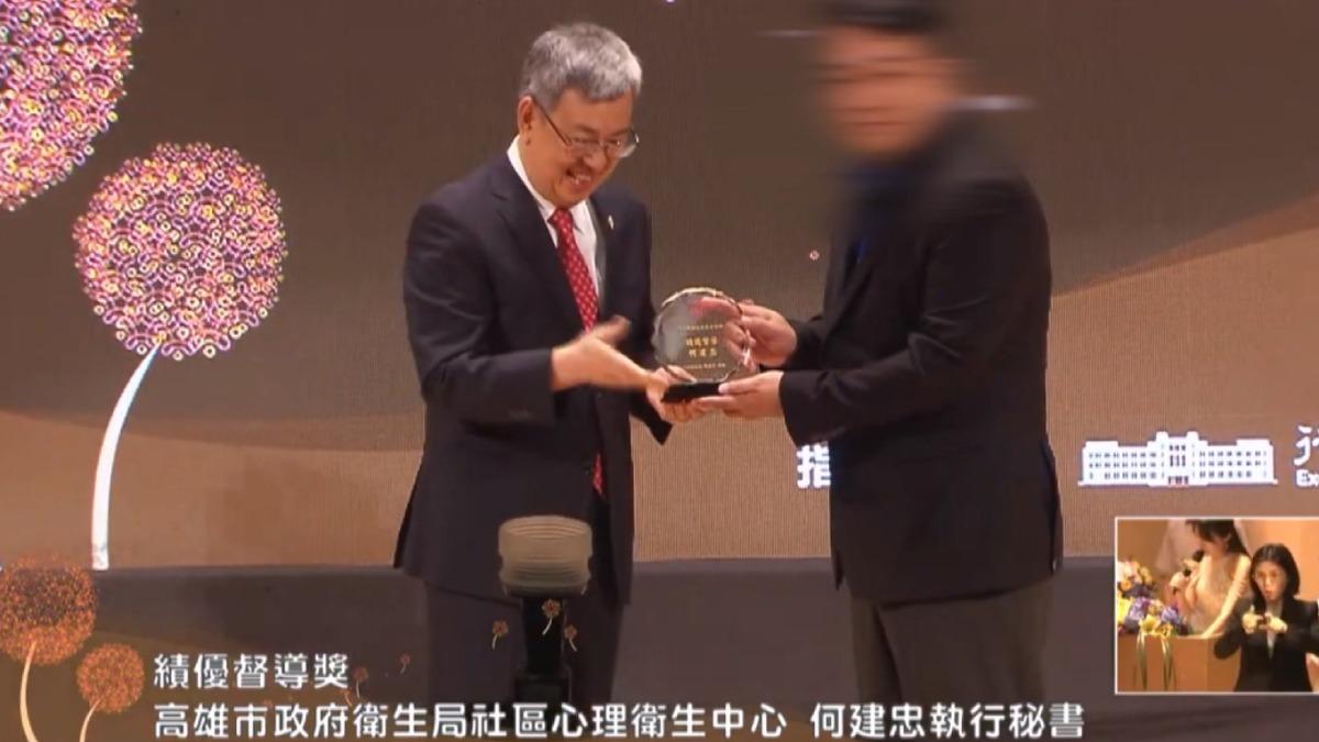 高雄市衛生局心衛中心的執行秘書何建忠涉嫌性侵未成年,他還曾榮獲「績優督導」,上台領獎。(圖/翻攝網路)