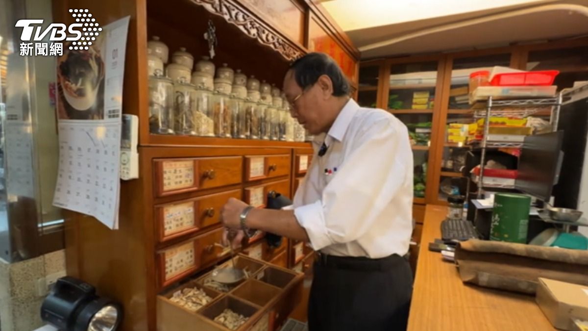中藥行販售各種藥膳補湯。(圖/TVBS)