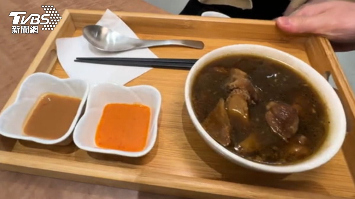 咖啡廳推出藥燉排骨湯。(圖/TVBS)
