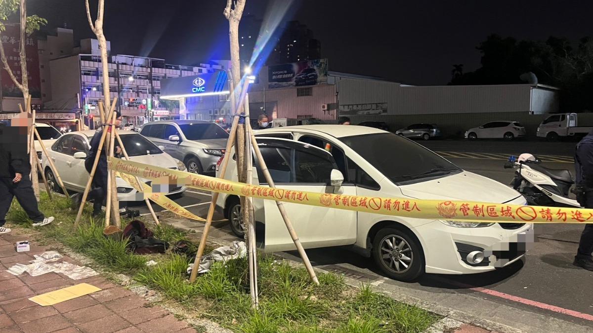 5旬男子陳屍在車內,員警拉起封鎖線。(圖/TVBS)