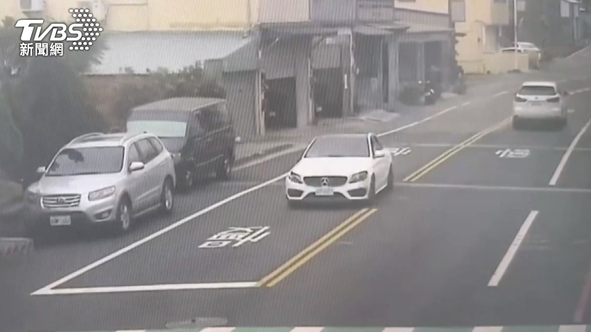 79歲嬤穿馬路遭賓士撞飛亡 「酒測0.19」駕駛肇逃後自首。(圖/TVBS)