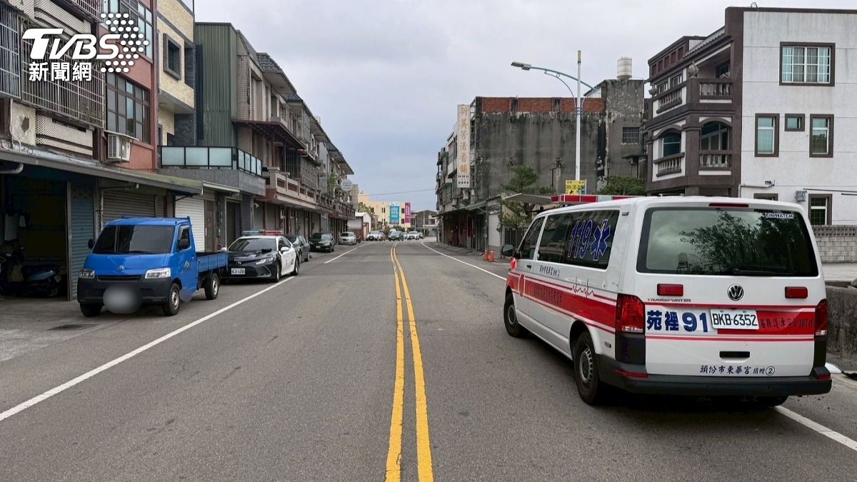 79歲婦人在穿越馬路時,遭一輛白色賓士車撞飛,傷重不治身亡。(圖/TVBS)