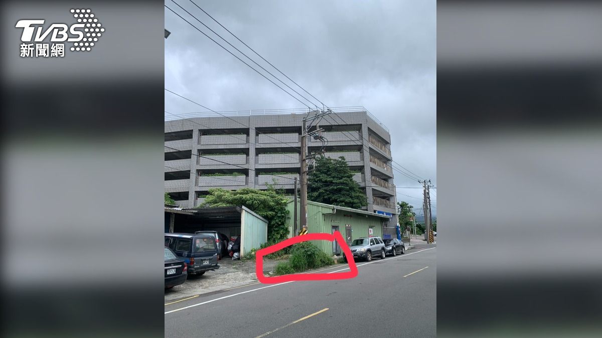 車主當時把車停在電線桿下方,不料卻被火花砸中,烤漆受損。(圖/TVBS)