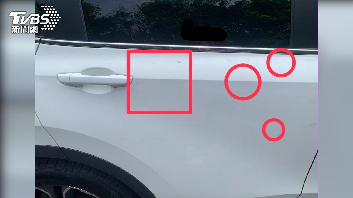 白色車身有一點一點燒灼痕跡,車主控訴台電只願付幾千元的維修費。(圖/TVBS)