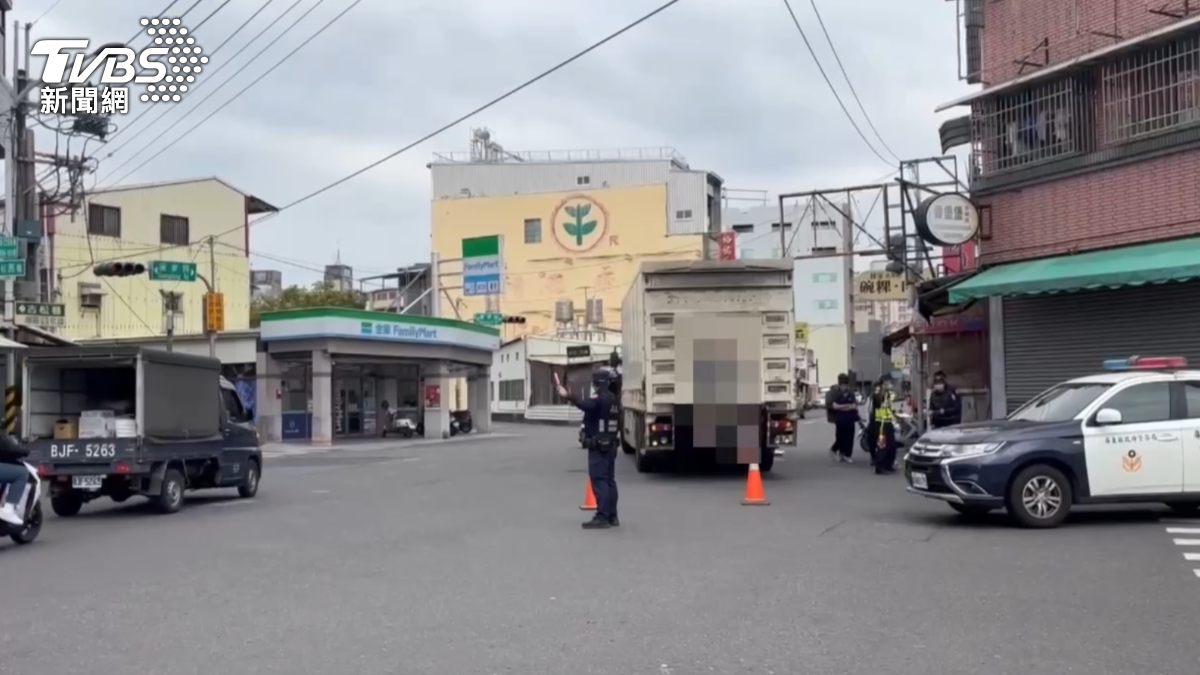 屏東市區廣東路,大貨車疑視線死角,導致63歲女騎士命喪輪下。(圖/TVBS)