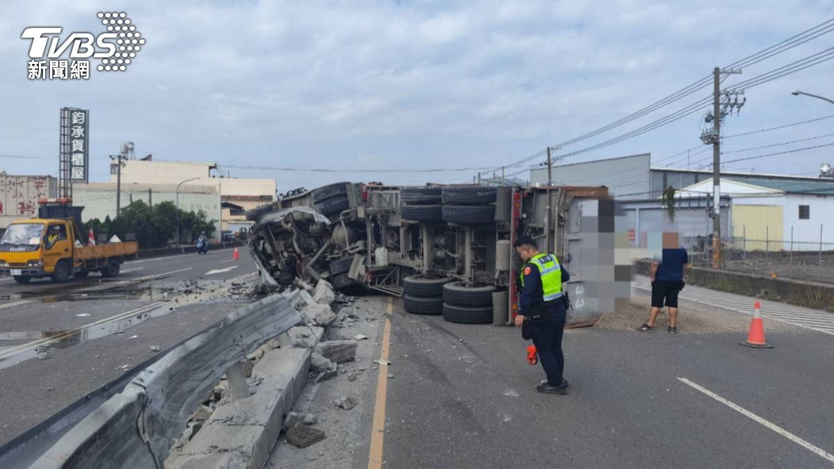 砂石車疑似因為爆胎,自撞分隔島,90度側翻導致砂石滿地。(圖/TVBS)