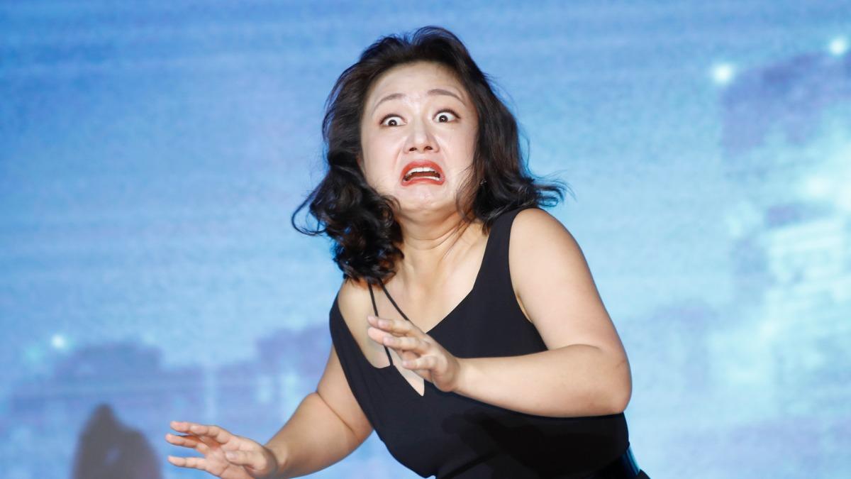 經紀人開車被逼看活春宮!女星後座激戰男友 爽到猛踢險翻車