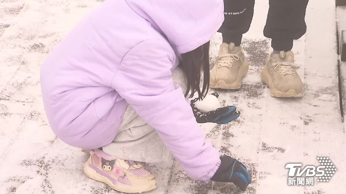 小朋友開心在結霜的地板上玩耍。(圖/TVBS)