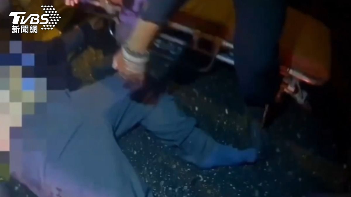 男騎士自摔後沒有呼吸心跳,因傷勢嚴重仍死亡。(圖/TVBS)