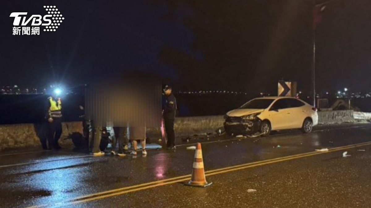 轎車車頭幾乎全毀,零件散落一地。(圖/TVBS)