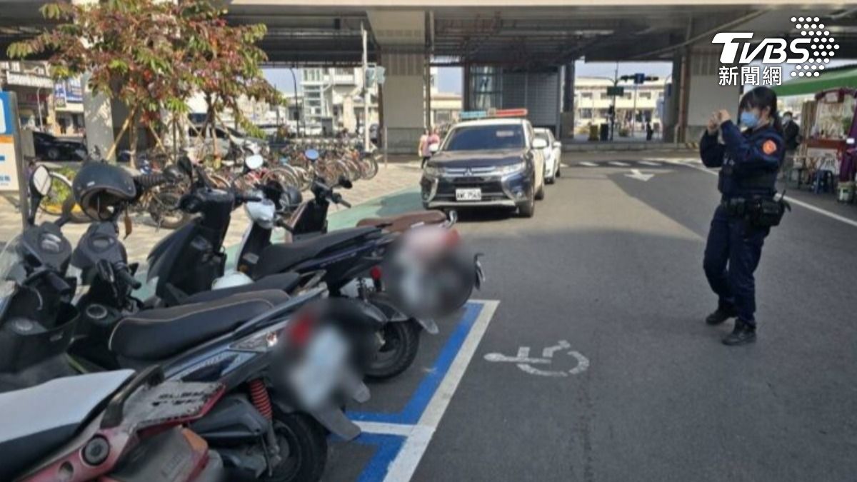 彰化警方取締違停身心障礙車格。(圖/TVBS)