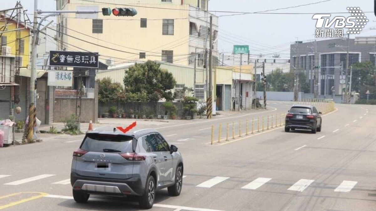 汽車闖紅燈遭開罰。(圖/TVBS)