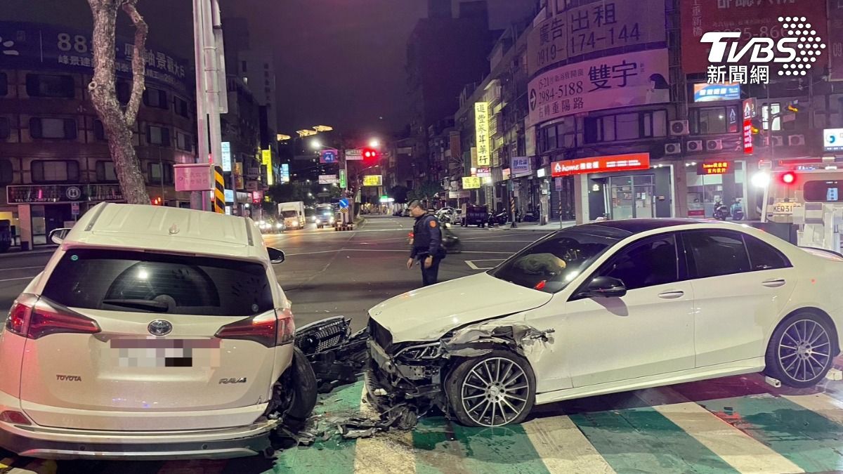 有片/三重賓士突撞待轉車 27歲駕駛拒毒測遭罰18萬+吊照