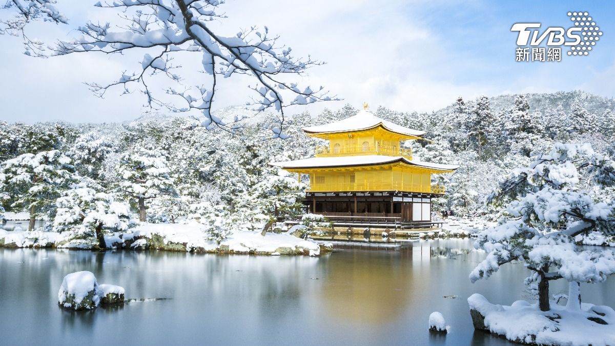 日本京都下雪!金閣寺今冬首度「雪化妝」 湖水映照景色超夢幻