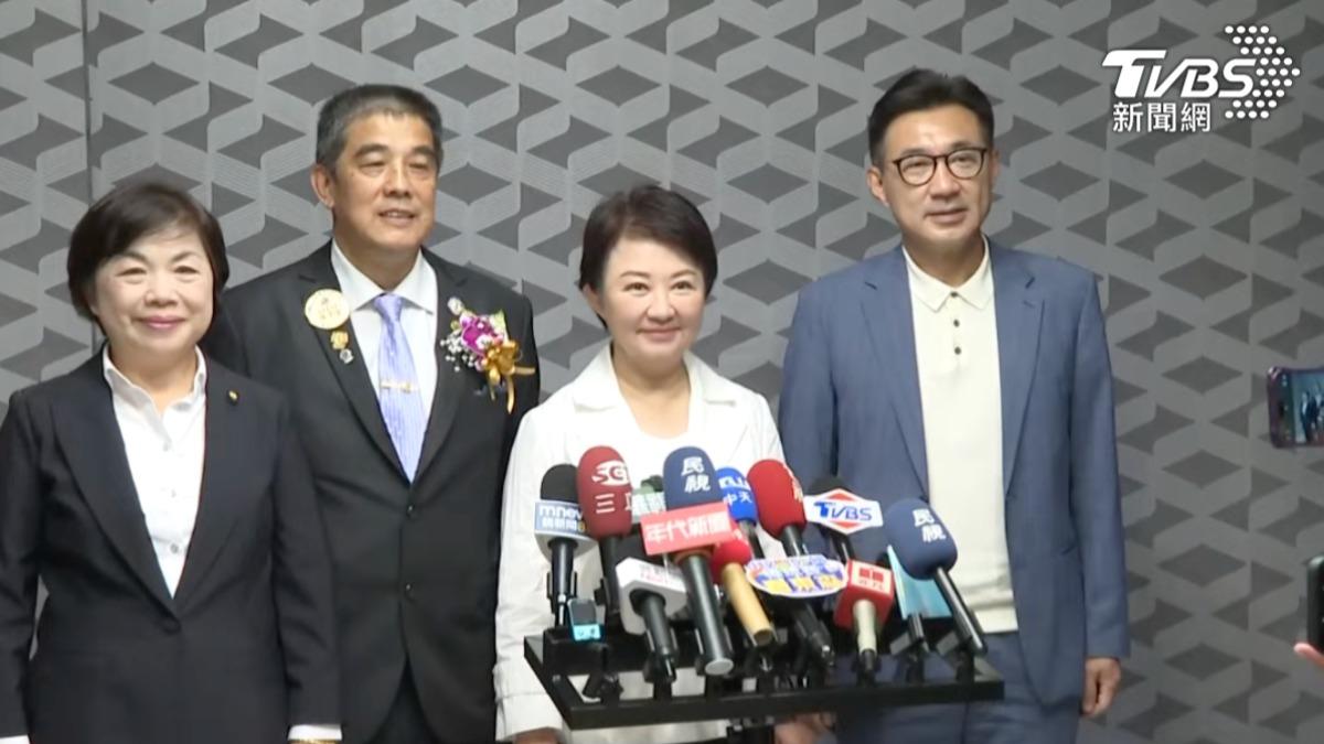 台中市長盧秀燕(中)能否順利交棒引關注。(圖/TVBS)
