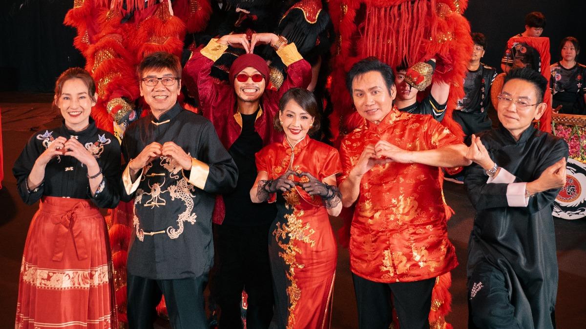 黃明志直呼〈馬來西亞的新年〉是他音樂生涯難度最高的挑戰。(圖/亞洲通文創提供)