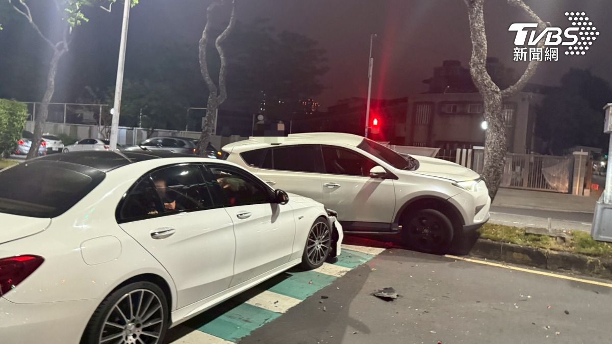 現場車殼碎滿地。（圖／TVBS）